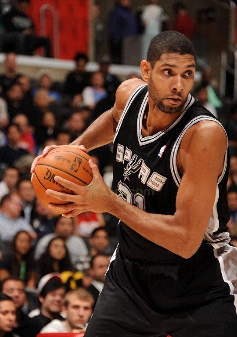 争议判罚点燃全场，两队差点动手