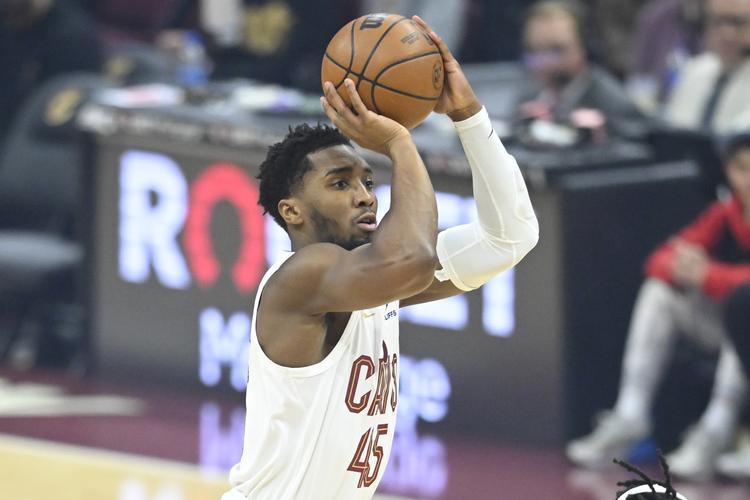 快船111-123尼克斯4坏消息！伦纳德崴脚，祖巴茨副作用，替补辣眼